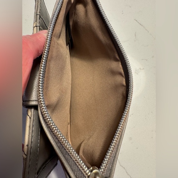 Relic Chevron Wristlet in Gray and Tan 3.5”x7.5” credit card holder and pockets - Picture 4 of 7